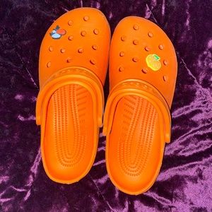 EUC ORANGE THANKSGIVING/HALLOWEEN CROCS w9/M7 charms included :)